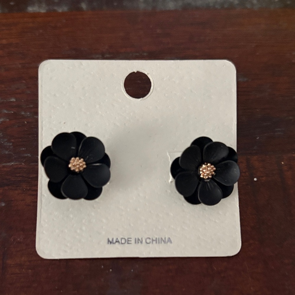 Elegant Black Flower Stud Earrings